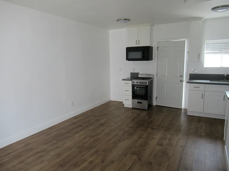 9747 Maple St — Photo 4