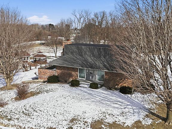 3rd image of 704 N Hillcrest Dr
