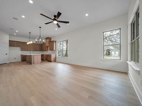 4th image of 1032 Holcomb Rd