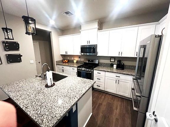 Large Kitchen w/ Bar Counter