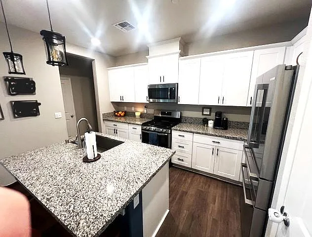 Large Kitchen w/ Bar Counter