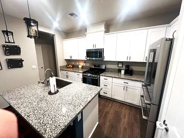 Large Kitchen w/ Bar Counter - 780 Richie Way