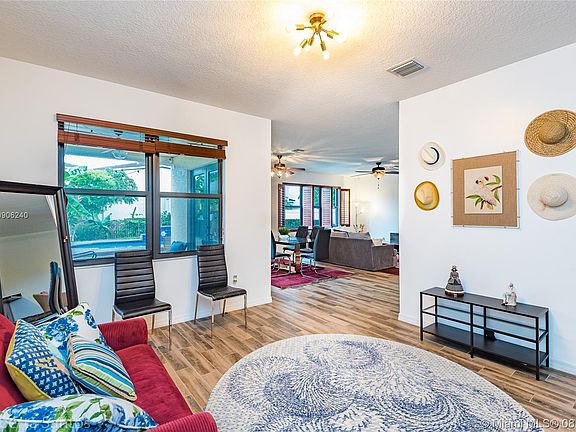 4th image of 806 NE 191st St #806
