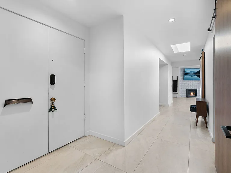 7 Gingertree Ln — Photo 2