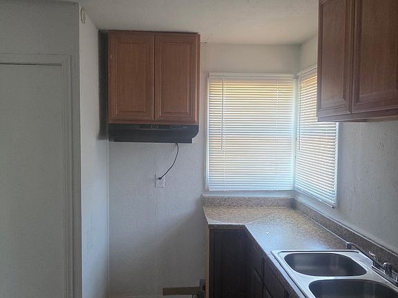 3rd image of 2115 Oakwood St