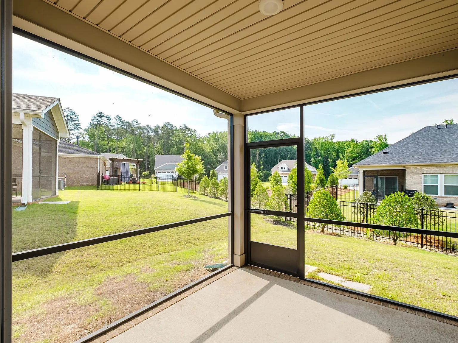 3 bed, 2.5 bath, 2099 sqft, $2,995 — Photo 3
