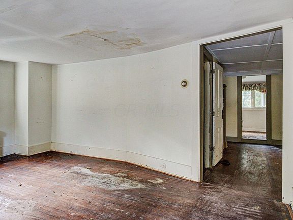 4th image of 123 W College St