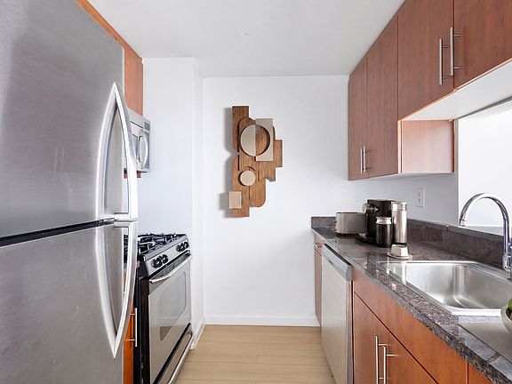 3rd image of 260 W 54th St APT 18H