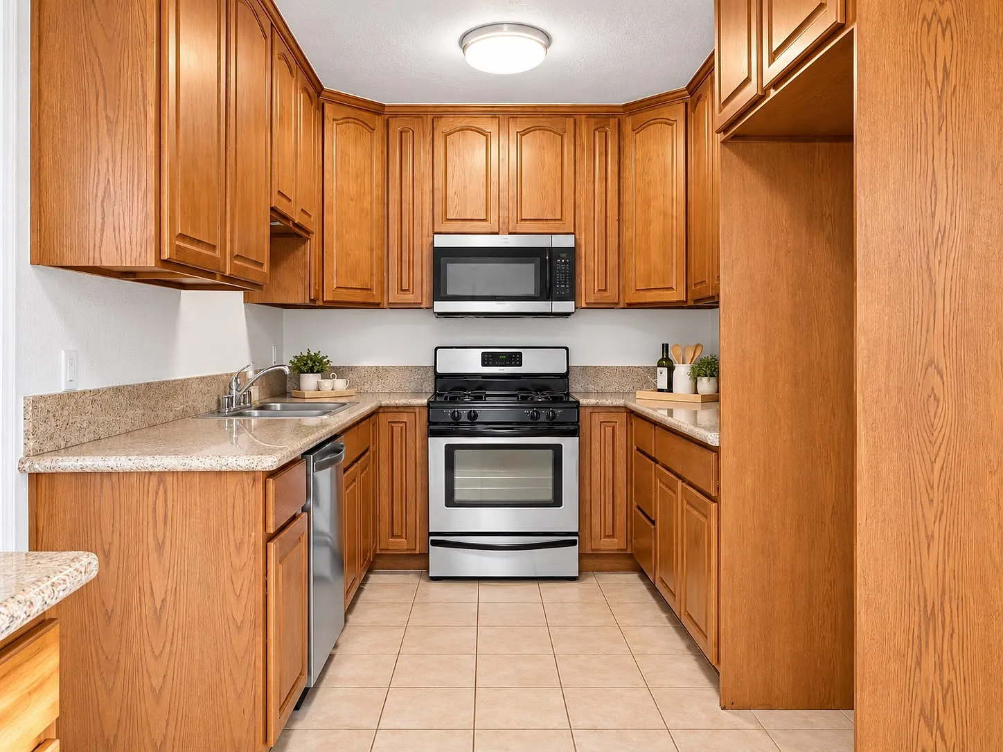3 bed, 1550 sqft, $3,690 — Photo 2