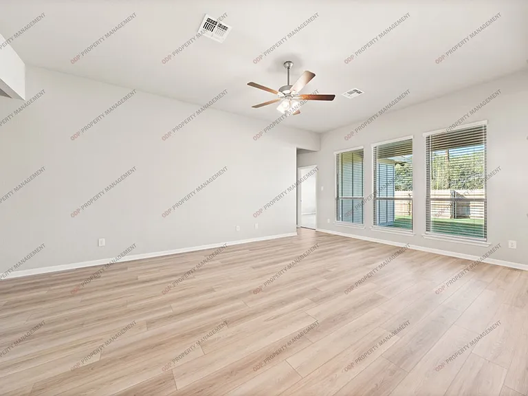 9512 Swenson Ln — Photo 11
