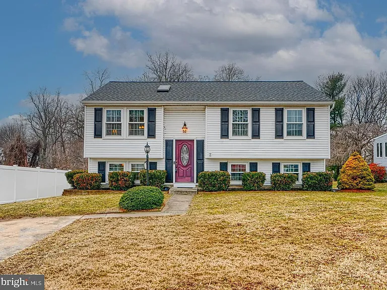 8908 Golden Tree Ln — Photo 1