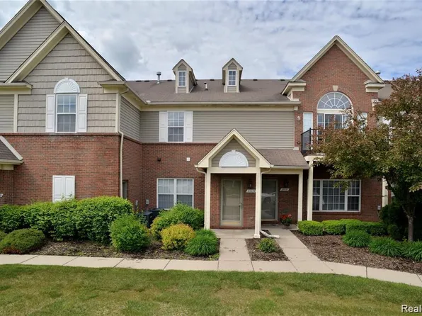 20039 Hidden Oaks Dr, Brownstown, MI 48183