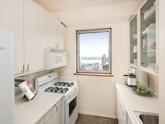 4th image of 301 W 57th St APT 29E