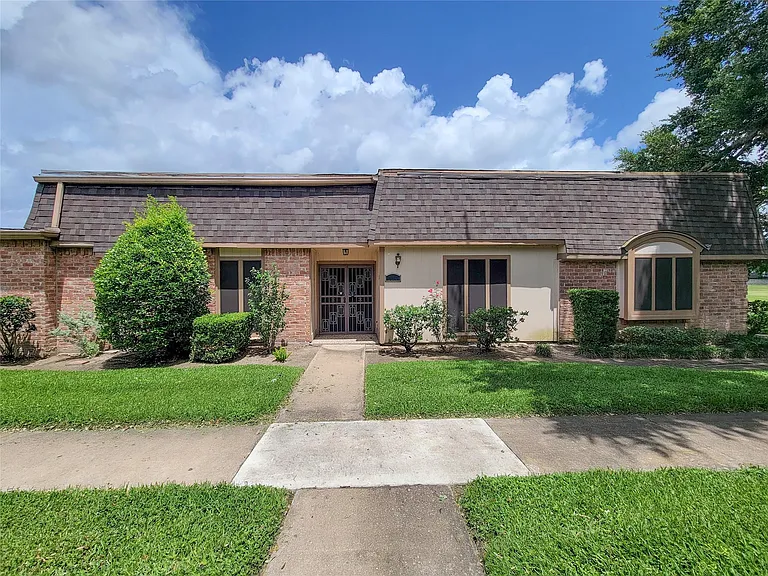 2815 Cambridge Ln — Photo 2