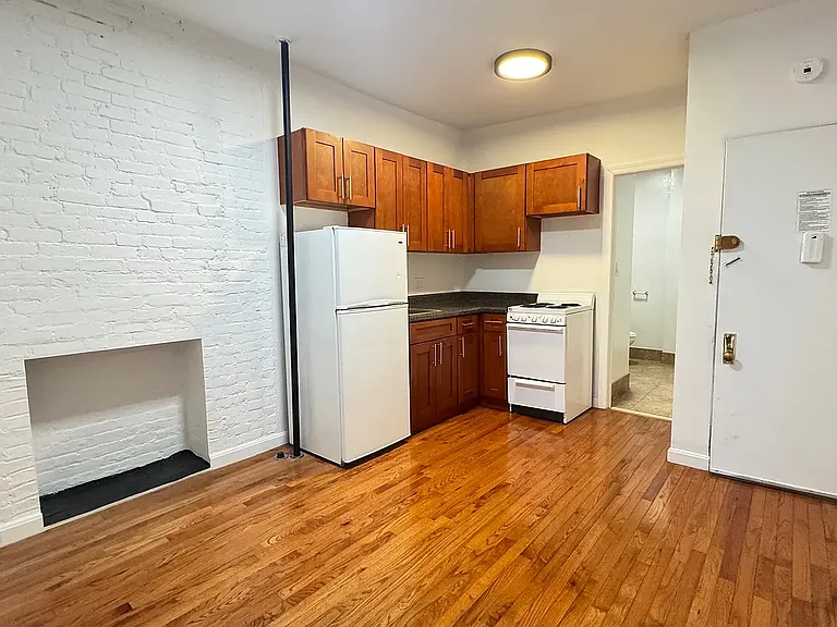 308 E 6th St #5 — Photo 7