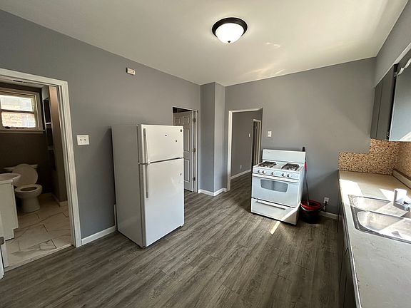 3rd image of 4922 Homerlee Ave Unit 2