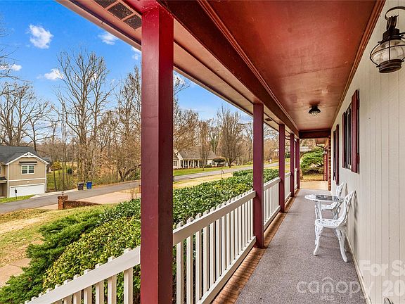 4th image of 156 Eastwood Dr