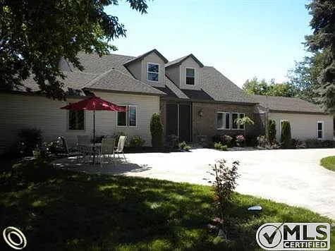 30525 Barlow St photo 1