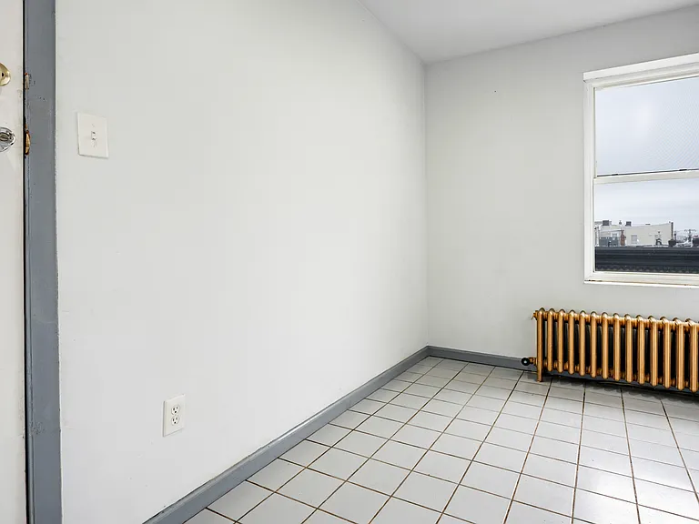 1327 Snyder Ave — Photo 4