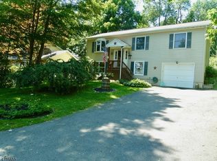 302 E Lakeshore Dr, Highland Lakes, NJ 07422