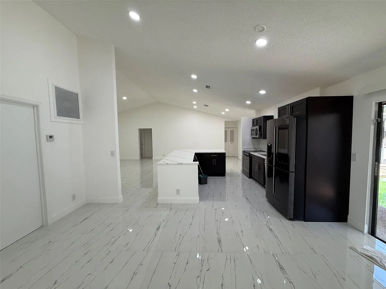 3 bed, 2.0 bath, 1588 sqft, $3,495 — Photo 3