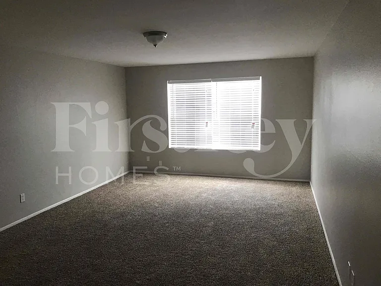4809 W Laurel Ln — Photo 7