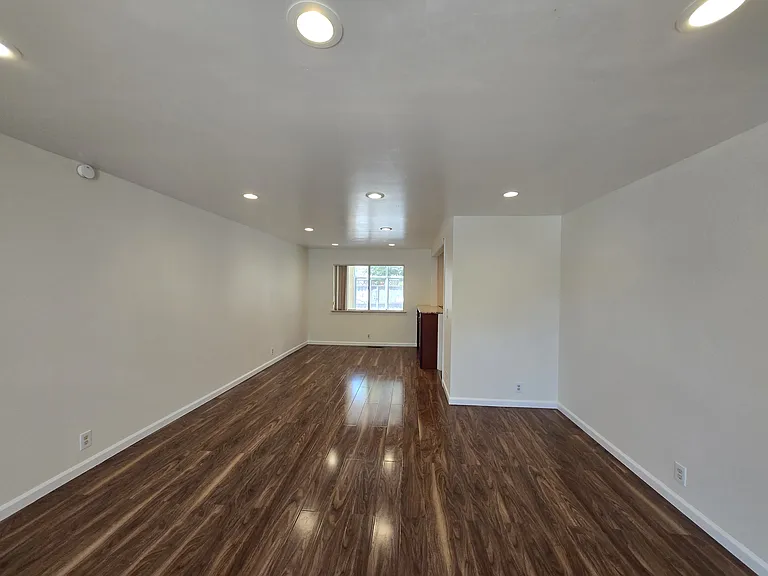 2659 Glen Loman Way — Photo 2