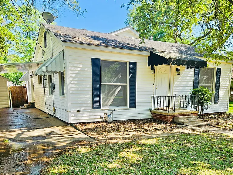 3337 Halsey St — Photo 2