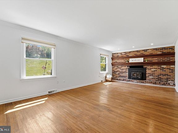 4th image of 2 Woodbriar Dr