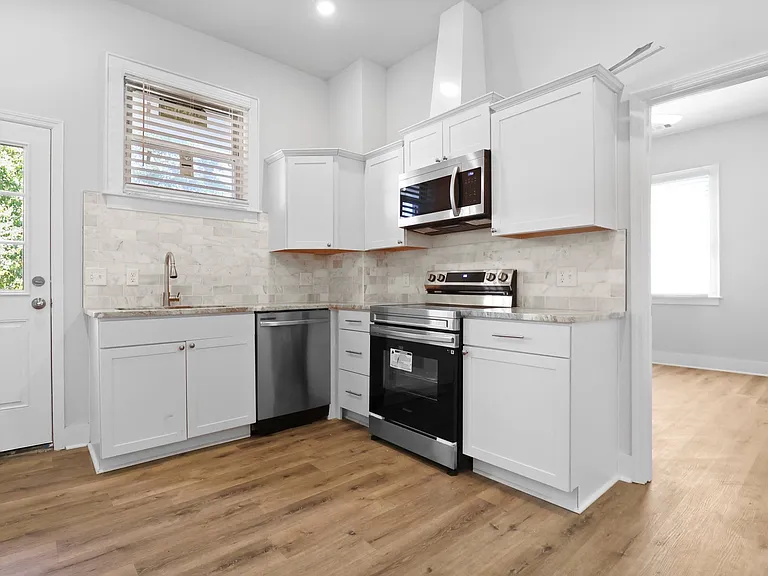 826 W Victory Dr — Photo 8