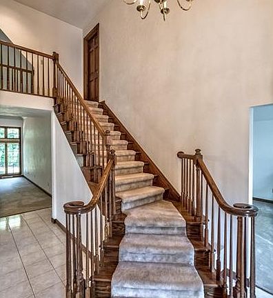 3rd image of 204 Thornwood Dr