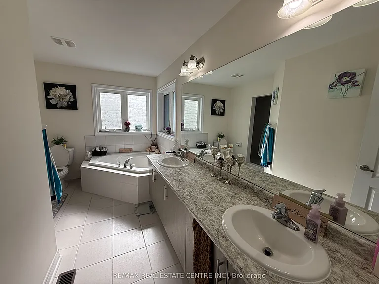 499 Thompson St — Photo 14