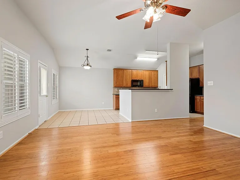 1534 Sleepy Hollow Dr — Photo 9