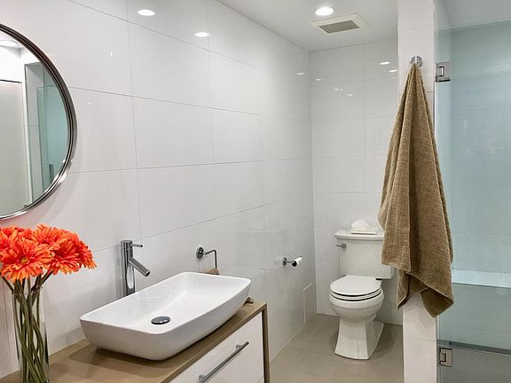 Ground floor bathroom.