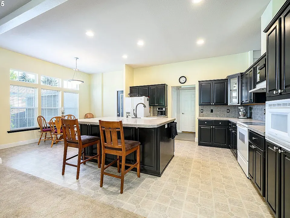 4 bed, 2.5 bath, 2500 sqft, $3,100 — Photo 3