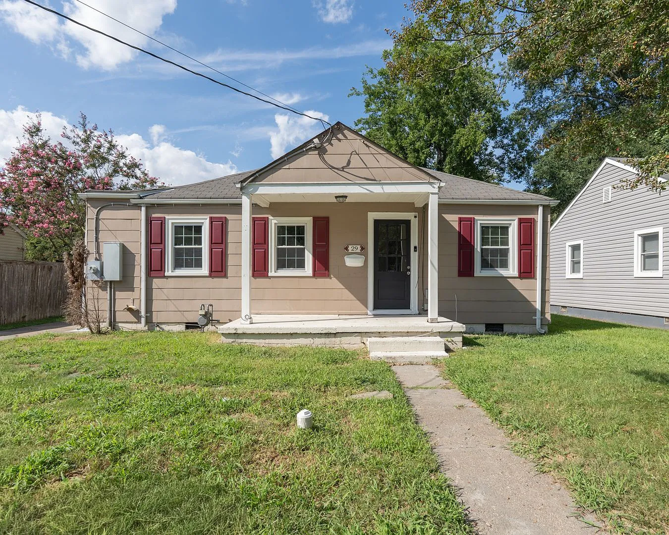 Move In Ready 4 Bedroom In The Heart Of Portsmouth! — Photo 1