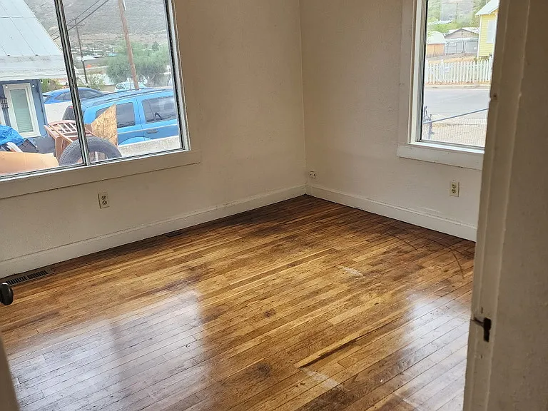870 S Stone Ave — Photo 8