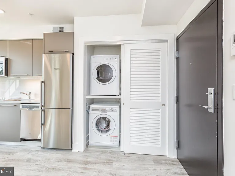 816 Potomac Ave SE #205 — Photo 5