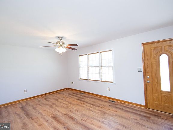 4th image of 107 Greenlawn Ln
