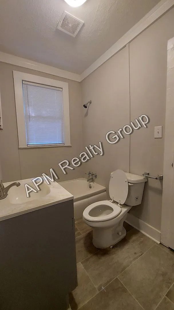 Updated two bedroom house — Photo 4