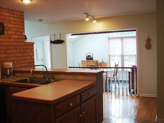 Large Eat-In Kitchen