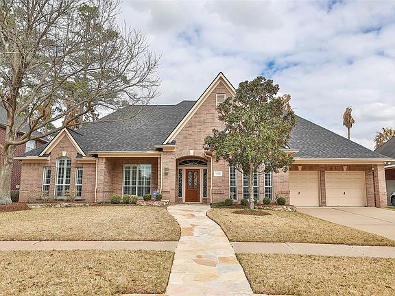 This single-story in Waterford Park backs up to the wonderful neighborhood pond!