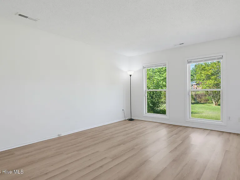 305 W Willowood Ln — Photo 3