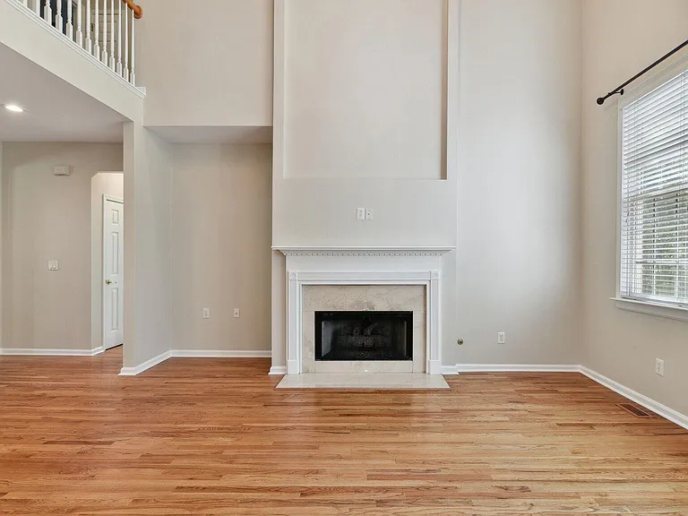 330 Winherst Ln — Photo 3