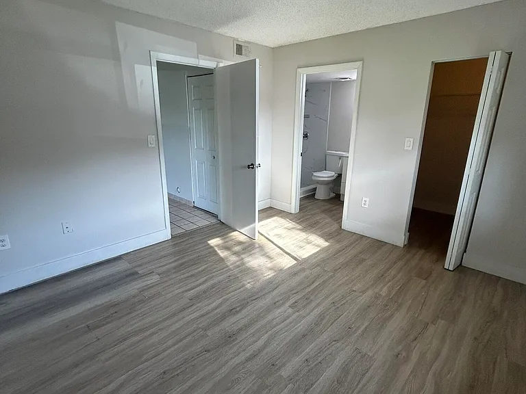 450 Palm Cir W #103 — Photo 11