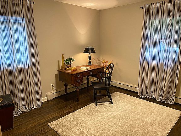 Bedroom w/built in closet