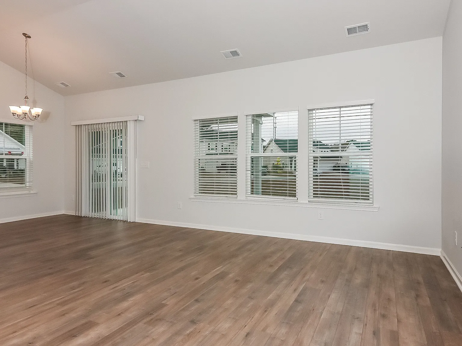 3 bed, 2.0 bath, 1414 sqft, $2,135 — Photo 3