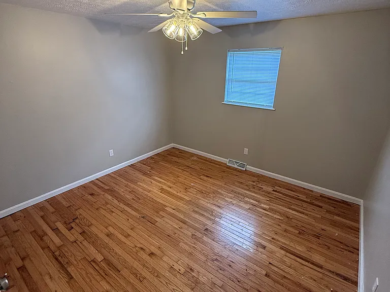 704 W Maple St — Photo 9
