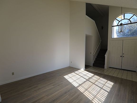4th image of 1521 N Grove St