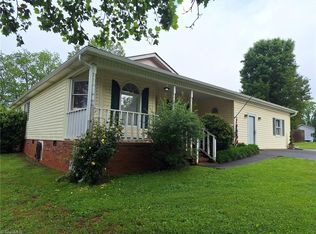 116 Strawberry Ln, Mount Airy, NC 27030